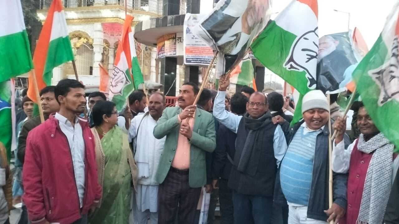 अमेरिका से लोगों को भारत भेजे जाने के विरोध में कांग्रेसियों ने किया प्रदर्शन