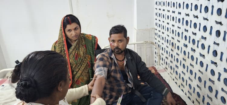 सड़क दुर्घटना में दो युवक हुआ जख्मी