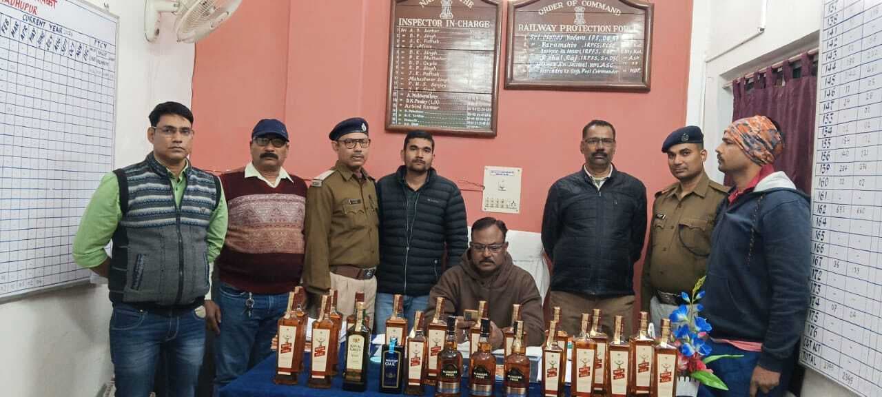 आरपीएफ ने ट्रेन से भारी मात्रा में विदेशी शराब किया जब्त