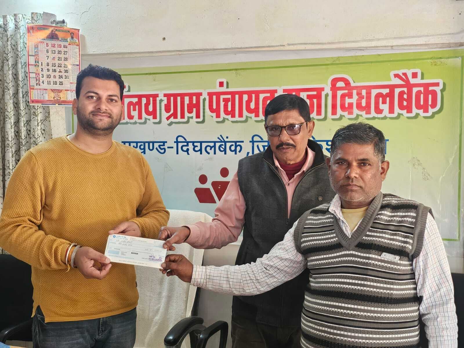 लाभुको के बीच चेक वितरित