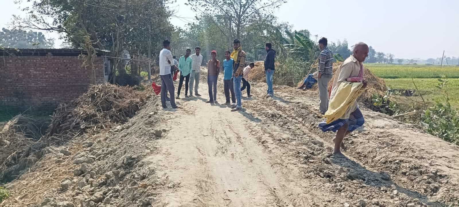 खर्राबासा गांव में सड़क निर्माण कार्य शुरू होने से लोगों में खुशी