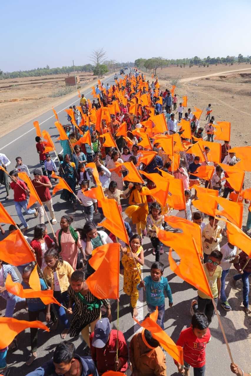 Giridih News :प्राण प्रतिष्ठा सह श्रीरामचरित मानस ज्ञान महायज्ञ को ले ध्वजारोहण