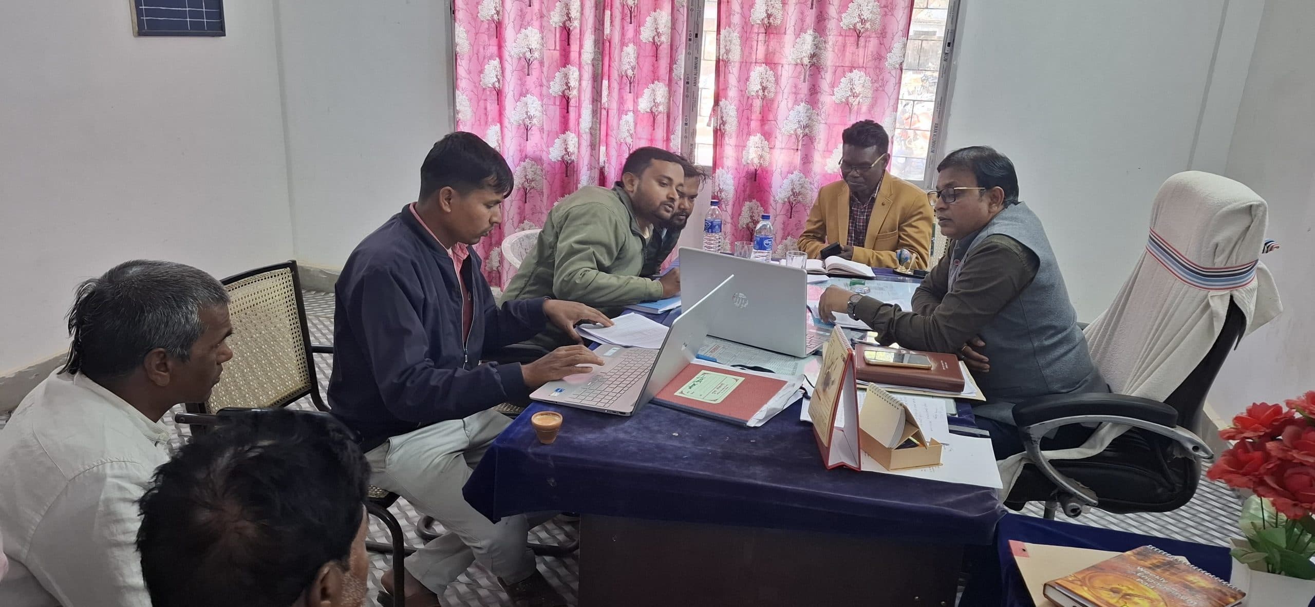 Giridih News :भूमि सुधार उप समाहर्ता ने ली रिजेक्ट म्यूटेशन की जानकारी