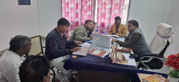 Giridih News :भूमि सुधार उप समाहर्ता ने ली रिजेक्ट म्यूटेशन की जानकारी