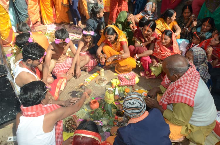 Deoghar News : दशमी पर बाबा मंदिर में बढ़ी भीड़, उपनयन व मुंडन कराने भक्तों का लगा तांता