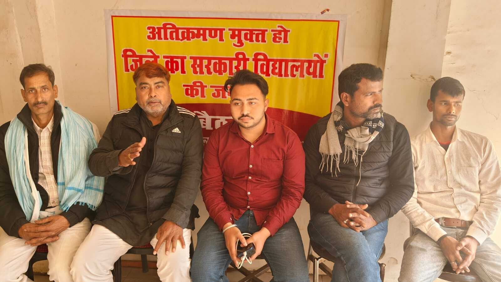 Madhubani News : फुटपाथी विक्रेताओं ने निगम प्रशासन पर परेशान करने का लगाया आरोप