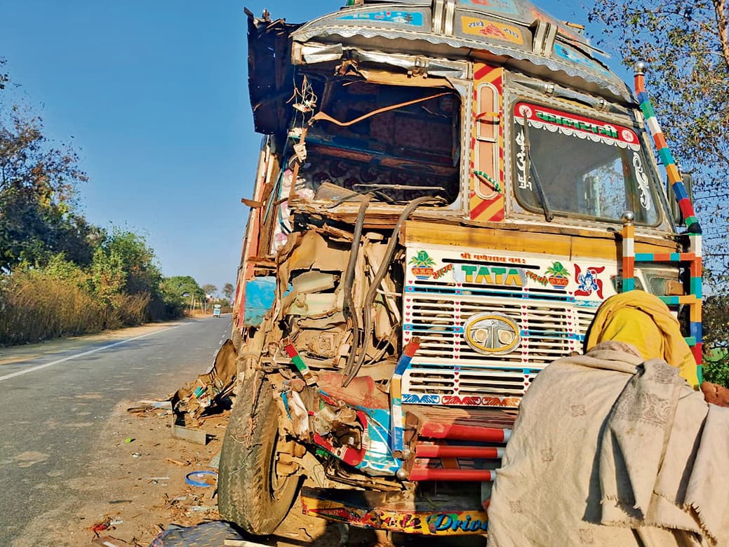 डंपर व ट्रक की भिड़ंत में ट्रक चालक की मौत