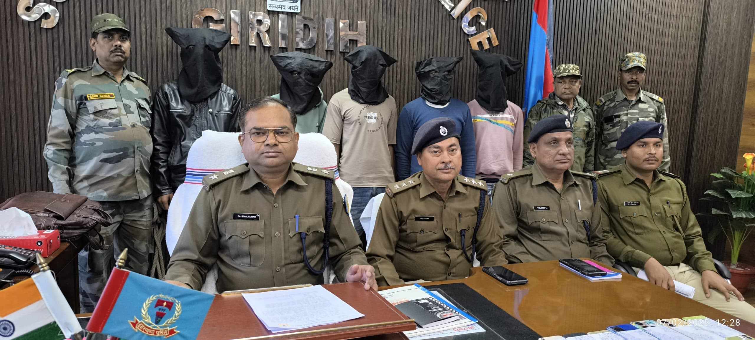 Giridih News :पुलिस ने आधा किमी खदेड़ कर पांच साइबर अपराधियों को दबोचा