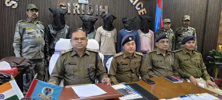 Giridih News :पुलिस ने आधा किमी खदेड़ कर पांच साइबर अपराधियों को दबोचा