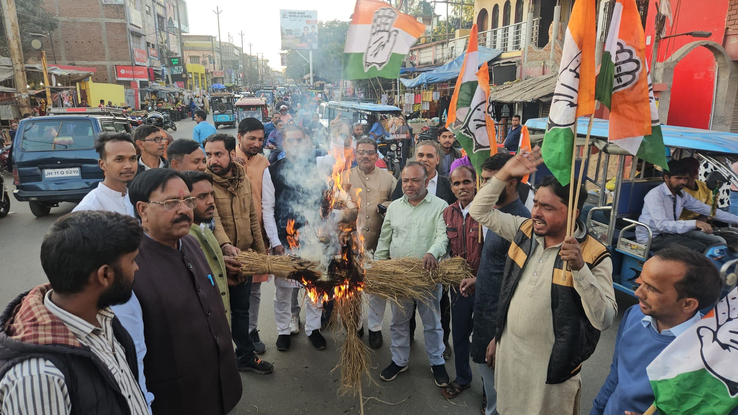 Giridih News :कांग्रेसियों ने किया अमेरिकी राष्ट्रपति का पुतला दहन