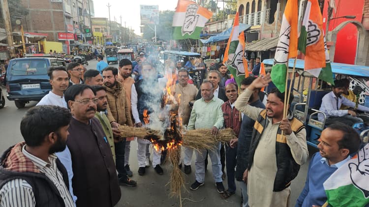 Giridih News :कांग्रेसियों ने किया अमेरिकी राष्ट्रपति का पुतला दहन
