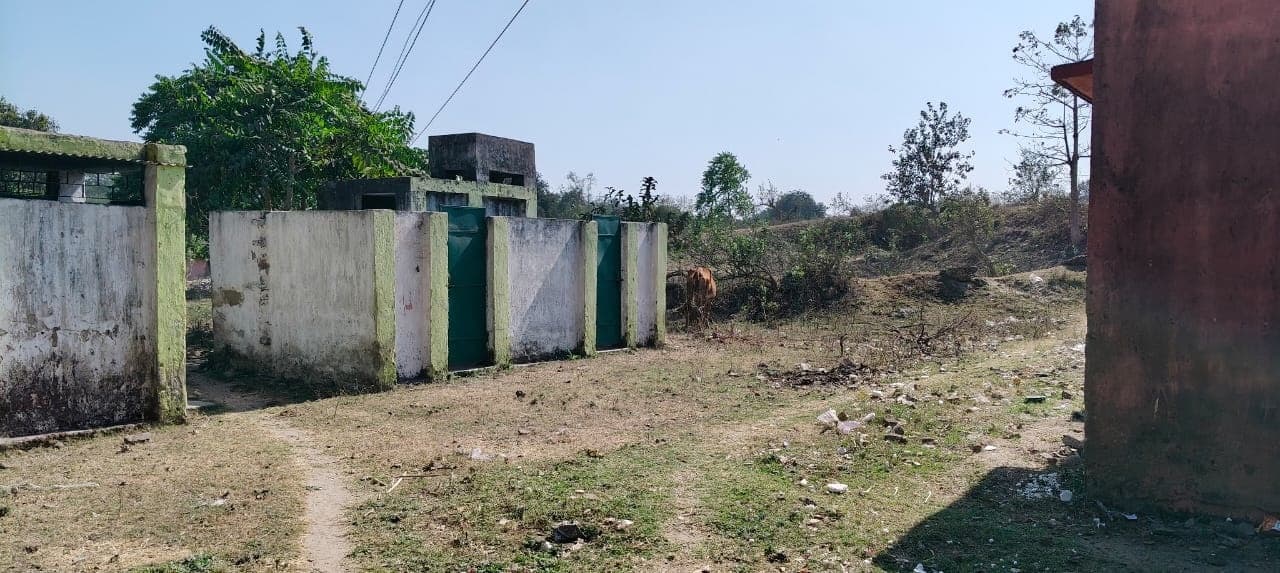 Bokaro News : खुले में है शौचालय, छात्राओं को होती है परेशानी, तो स्कूल के पास का तालाब बच्चों के लिए बना खतरनाक