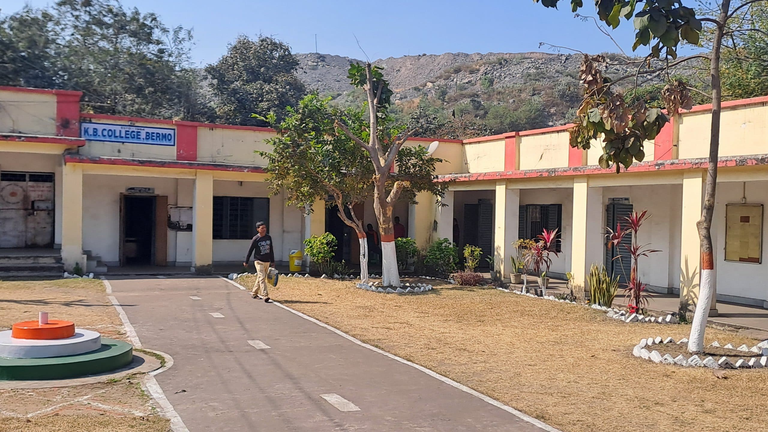 Bokaro News : केबी कॉलेज बेरमो में बगैर शिक्षक के चल रहा काॅमर्स विभाग