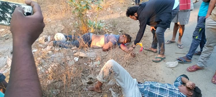 Chaibasa News : बिजली पोल से टकराकर बाइक सवार की मौत