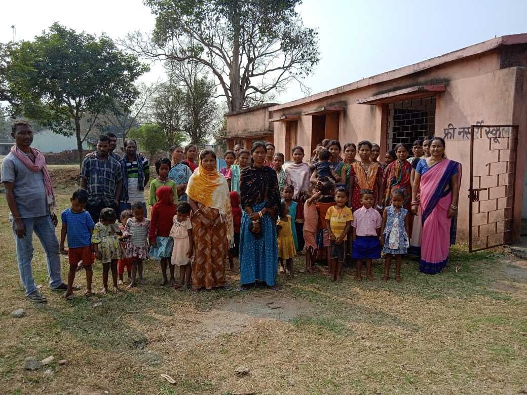 Chaibasa News : आंगनबाड़ी में पेयजल संकट, लाल पानी पीने को 40 बच्चे विवश