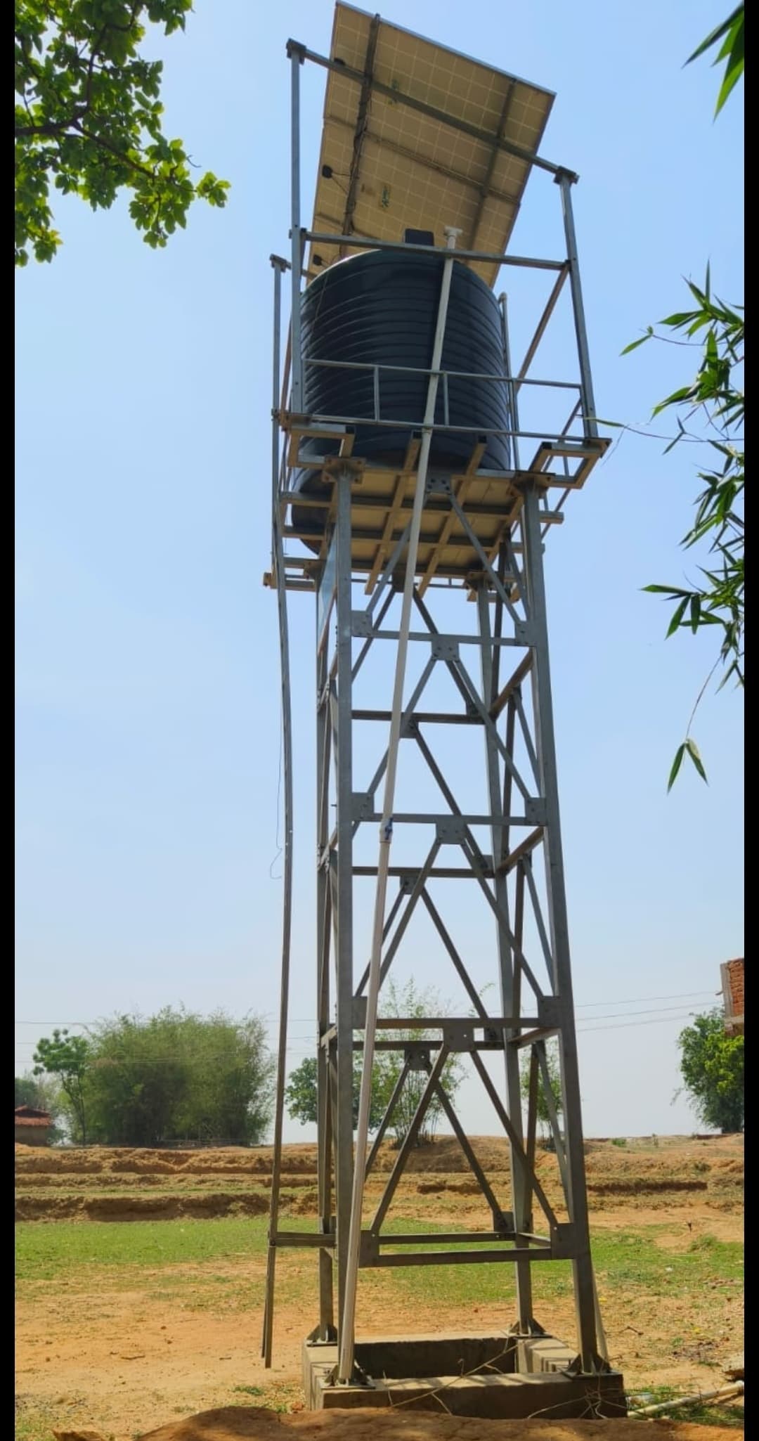 Giridih News : तीन करोड़ खर्च के बाद भी पानी नसीब नहीं