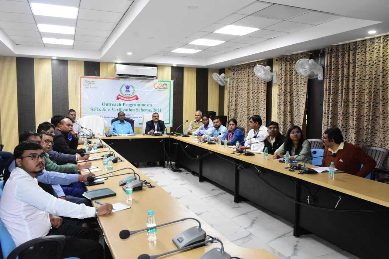 Dhanbad News : इ-वेरिफिकेशन के प्रावधानों से करदाताओं को कराया गया अवगत