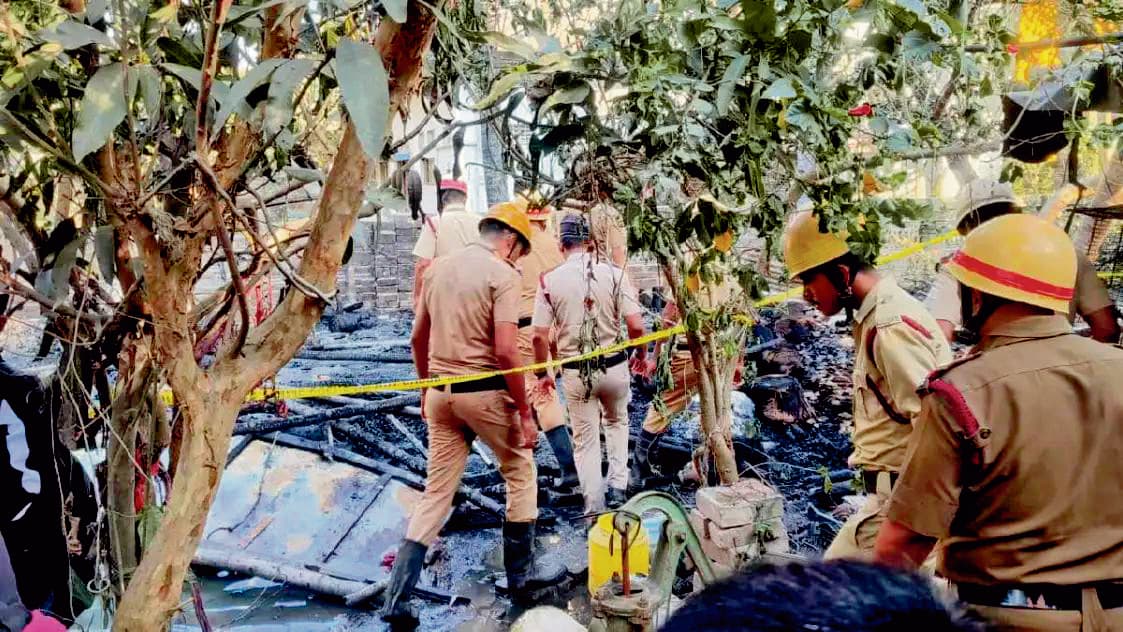 पटाखा फैक्टरी में भीषण विस्फोट तीन महिलाओं समेत चार की मौत