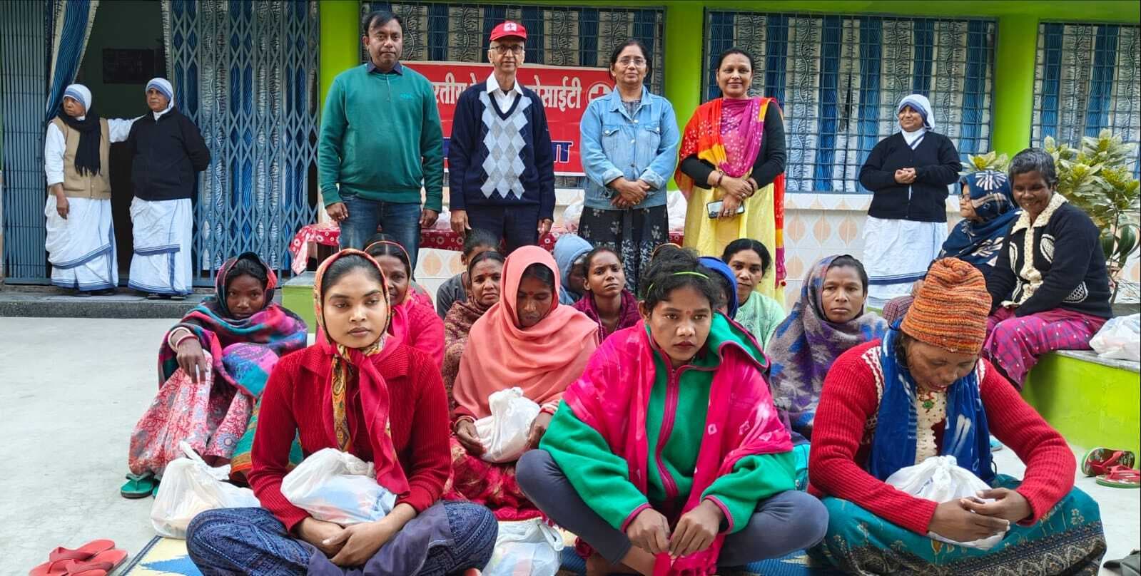 रेड क्रॉस की ओर से टीबी, कालाजार व लकवा मरीजों के बीच राहत सामग्री का वितरण