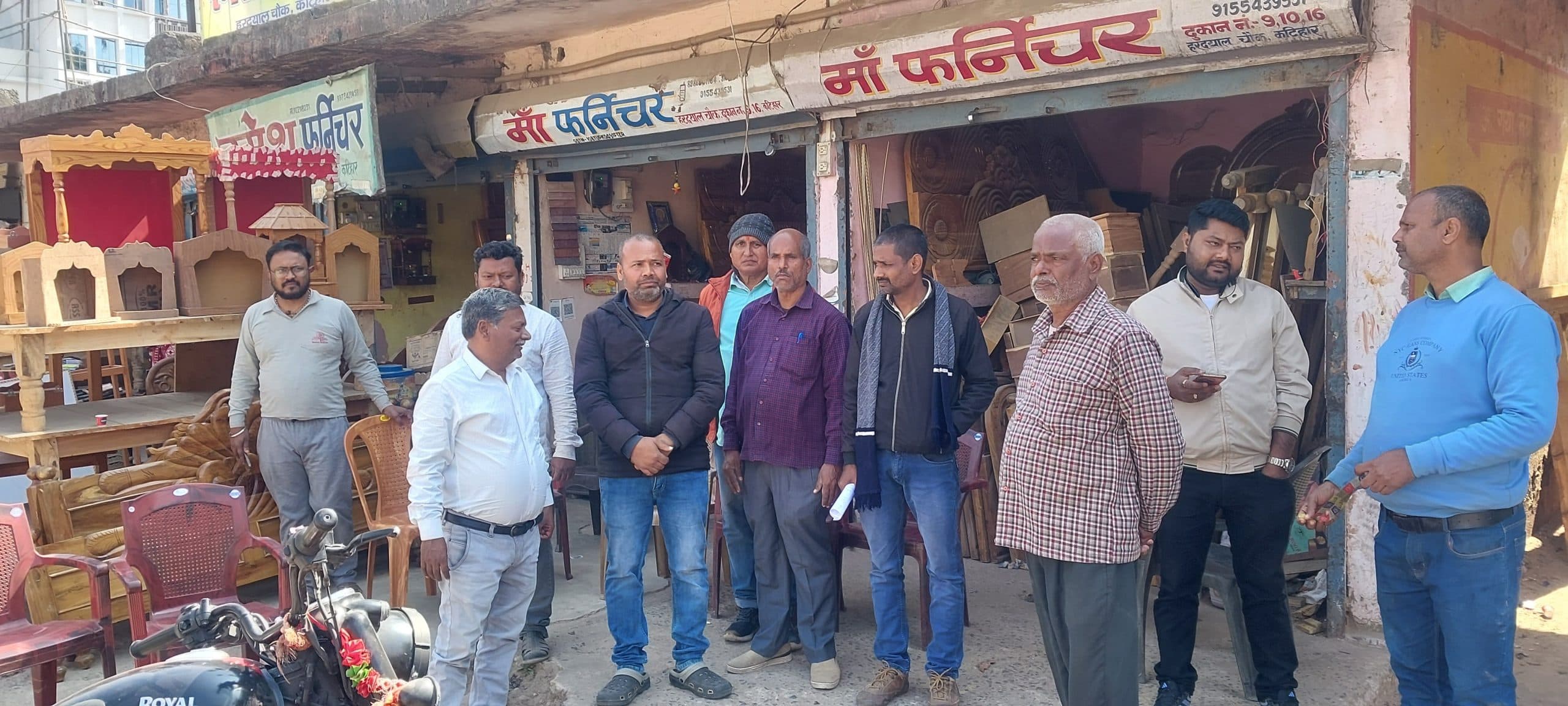 मारपीट कर जहर पिलाने के आरोपों को दुकानदारों ने बताया बेबुनियाद