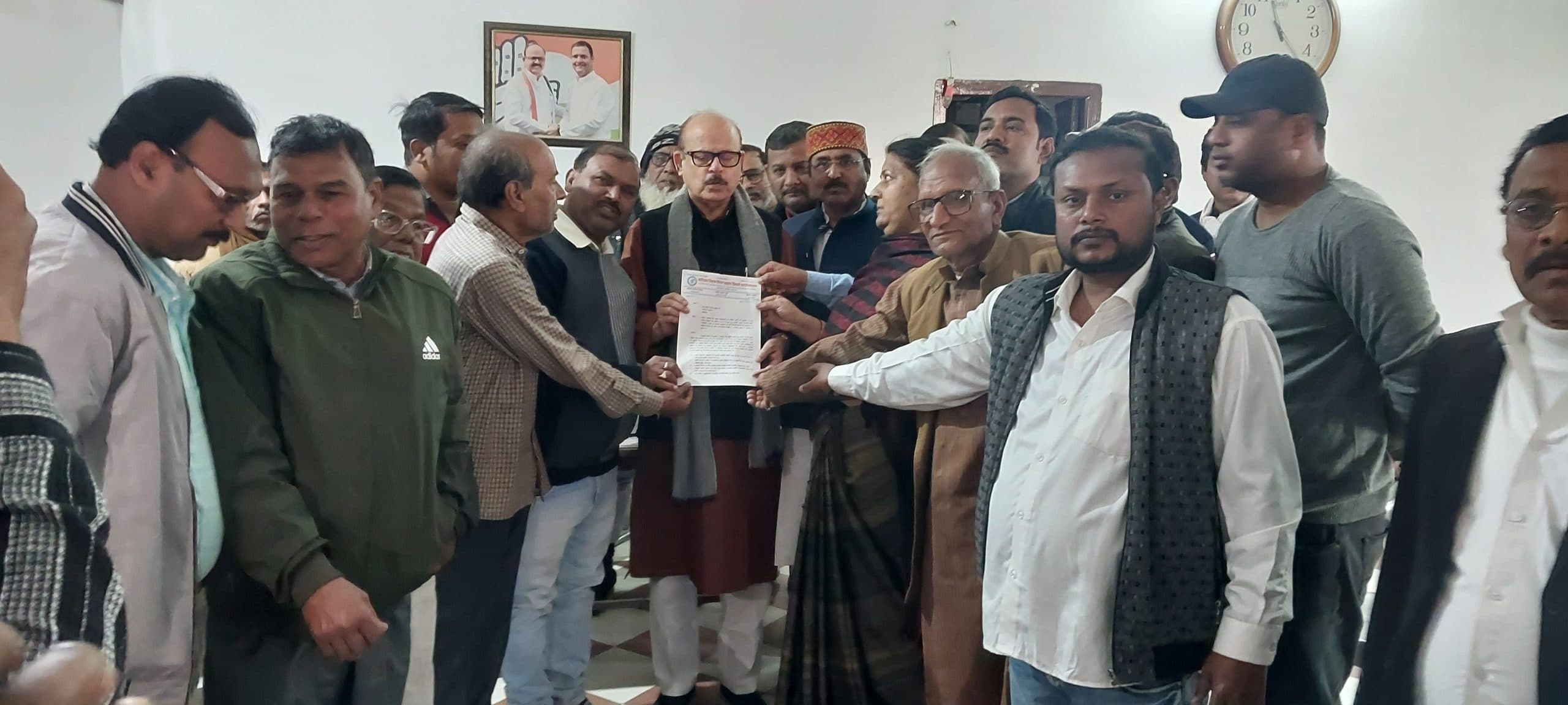 डीलरों ने सांसद को सौंपा मांगों का ज्ञापन