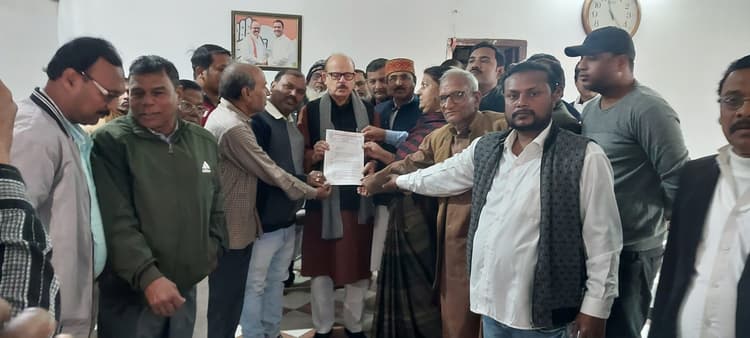 डीलरों ने सांसद को सौंपा मांगों का ज्ञापन