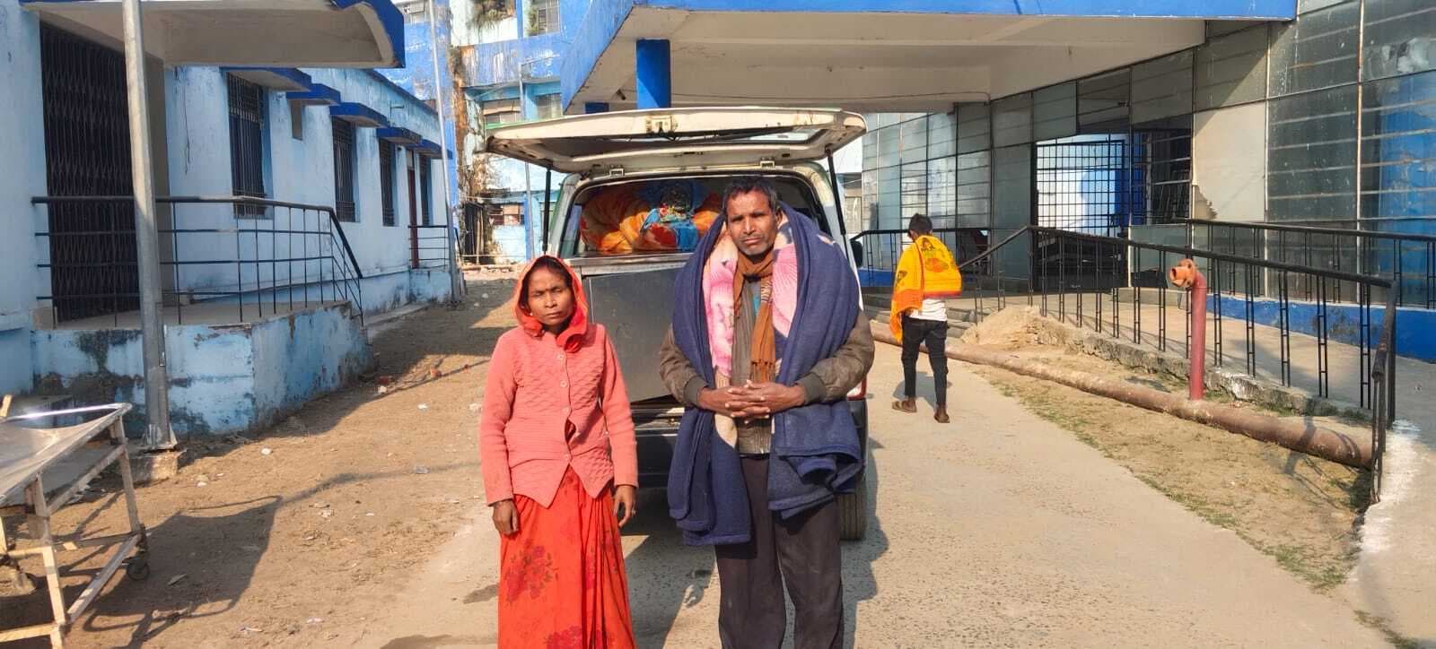 एंबुलेंस में दो मरीज समेत 10 लोग थे सवार, पलटने से एक की मौत