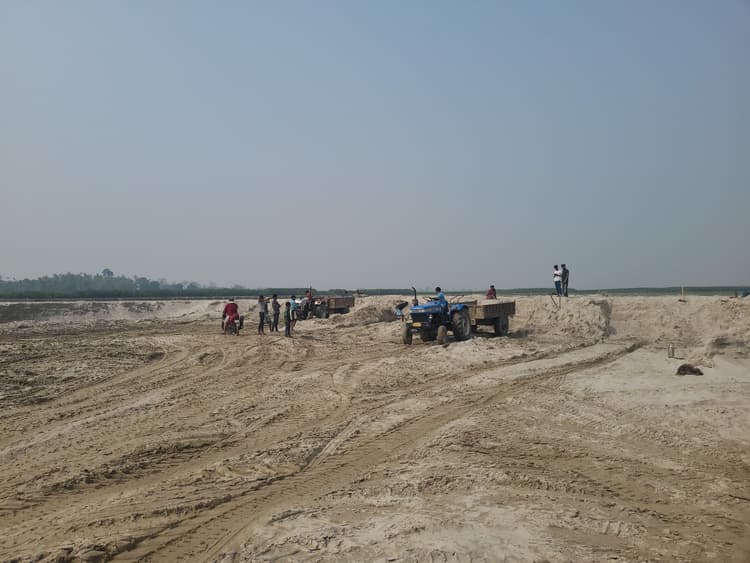 दिन-दहाड़े बालू की हो रही अवैध ढुलाई