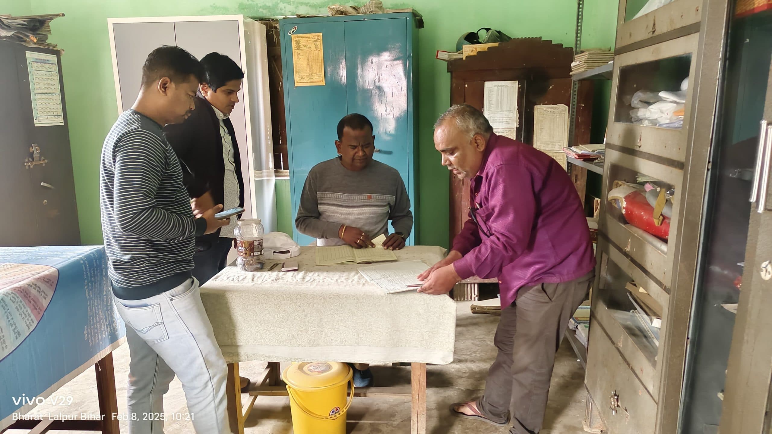 बीडीओ के निरीक्षण में शिक्षा व्यवस्था की खुली पोल, 800 नामांकित बच्चों में मिले 68 उपस्थित