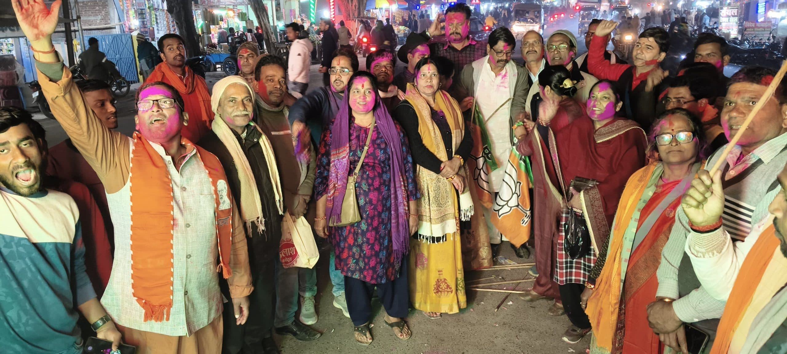 दिल्ली में मिली जीत पर भाजपाइयों ने मनाया जश्न