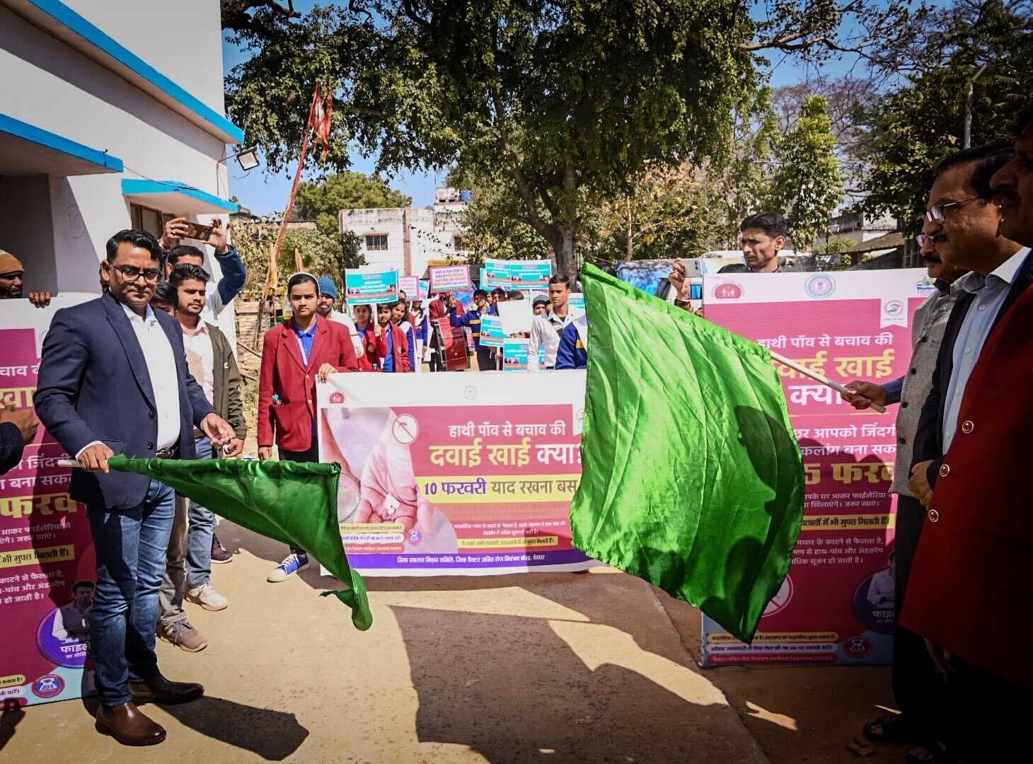 Deoghar news : फाइलेरिया उन्मूलन के लिए निकाली जागरुकता रैली, डीसी ने हरी झंडी दिखाकर किया रवाना