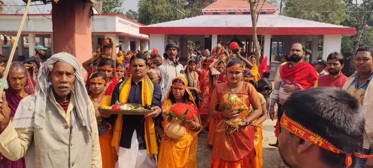 शिवलिंग प्राण प्रतिष्ठा व रामधुनी महायज्ञ को लेकर निकली कलश यात्रा