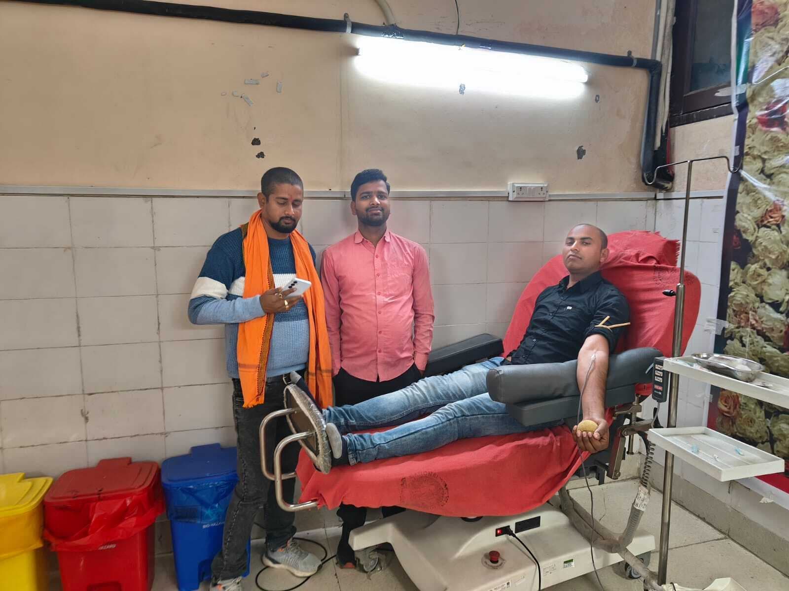 शृंगी ऋषि सेवा फाउंडेशन के रक्तवीर नीतीश ने किया रक्तदान