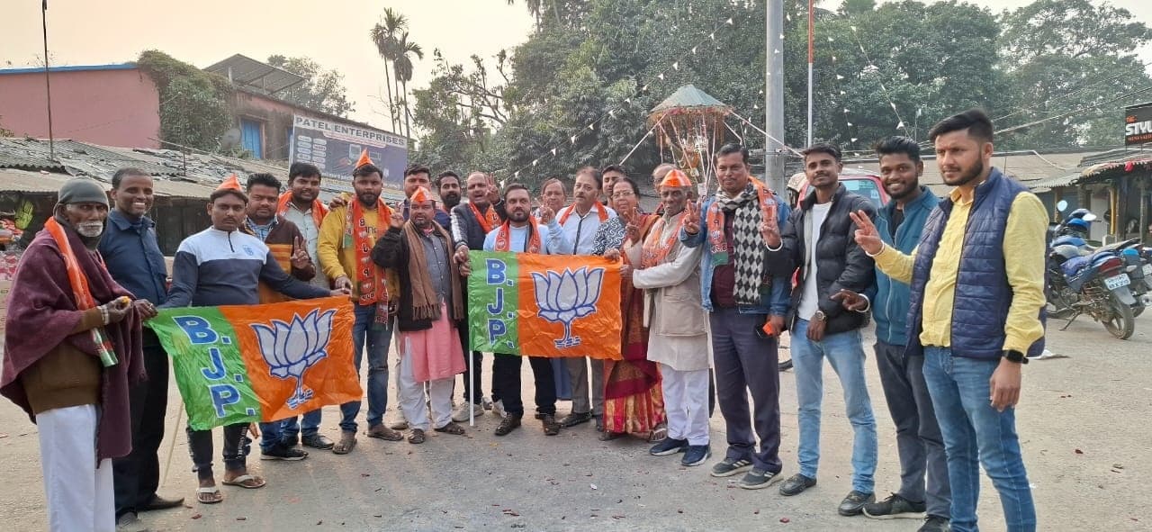 दिल्ली में भाजपा की जीत पर ठाकुरगंज में मनाया जश्न