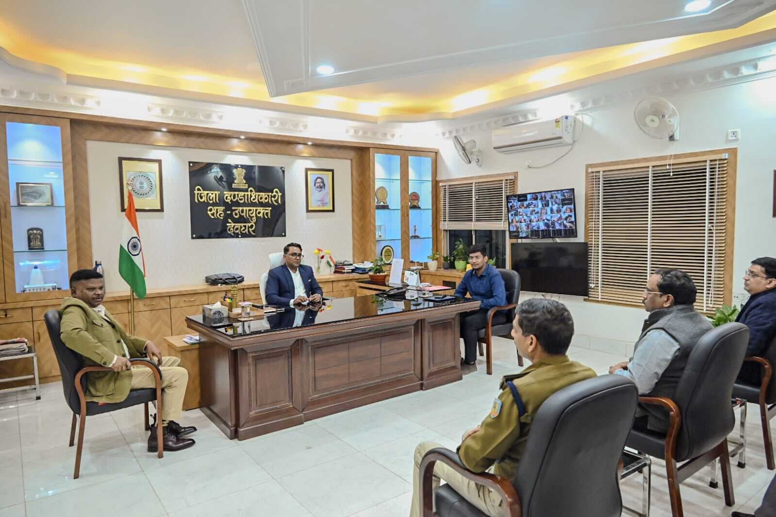 Deoghar News : शिव बारात रूट में सड़कें, सफाई व विद्युत व्यवस्था होगी बेहतर : डीसी