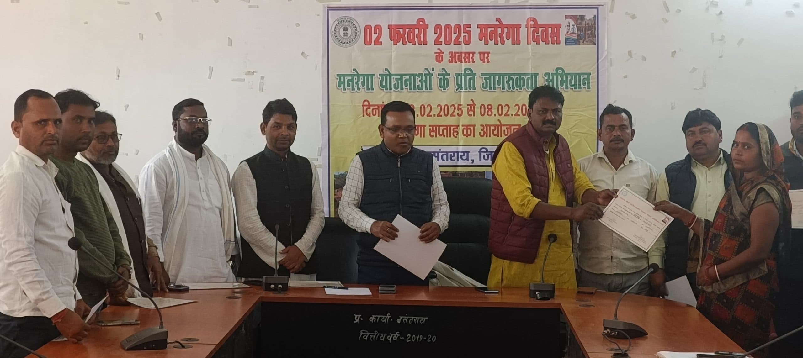 पलायन रोकने के लिए मजदूरों को मनरेगा से दिलायें काम : बीडीओ