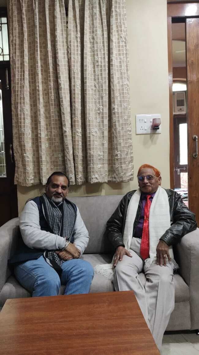 दिल्ली में घोंडा विस से दूसरी बार जीते साहिबगंज के अजय महावर, हुई आतिशबाजी, बंटी मिठाइयां