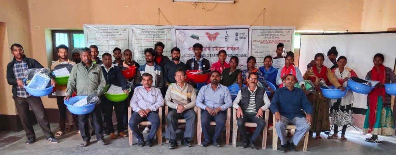 तसर कीट पालकों काे दिया गया  प्रशिक्षण