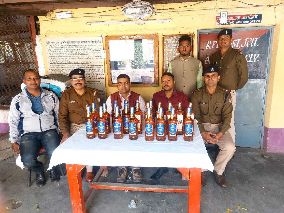 आरपीएफ ने ट्रेन से अवैध शराब किया जब्त, एक युवक को पकड़ा