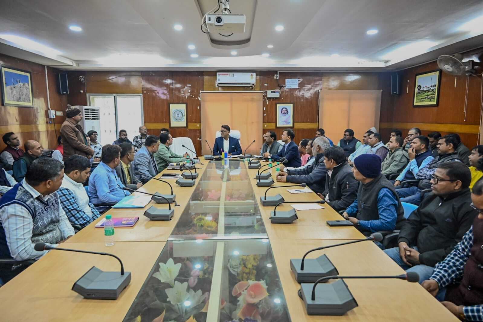 Deoghar News : परीक्षा केंद्र में मोबाइल ले जाने पर पूरी तरह रहेगा प्रतिबंध