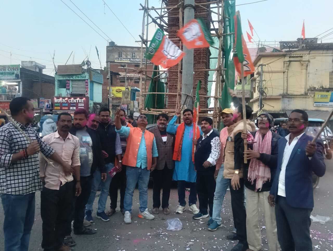 दिल्ली में भाजपा की प्रचंड जीत पर कार्यकर्ताओं मनाया जश्न