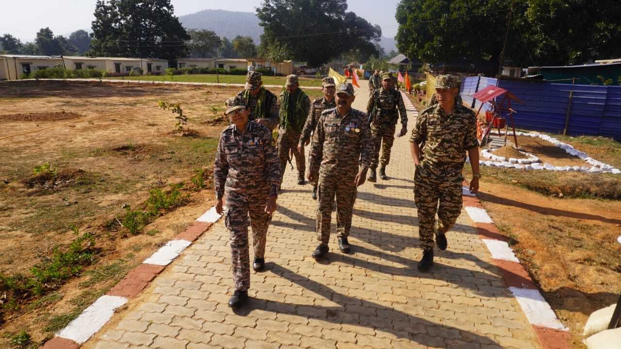 सीआरपीएफ आइजी ने जवानों व ग्रामीणों से की मुलाकात