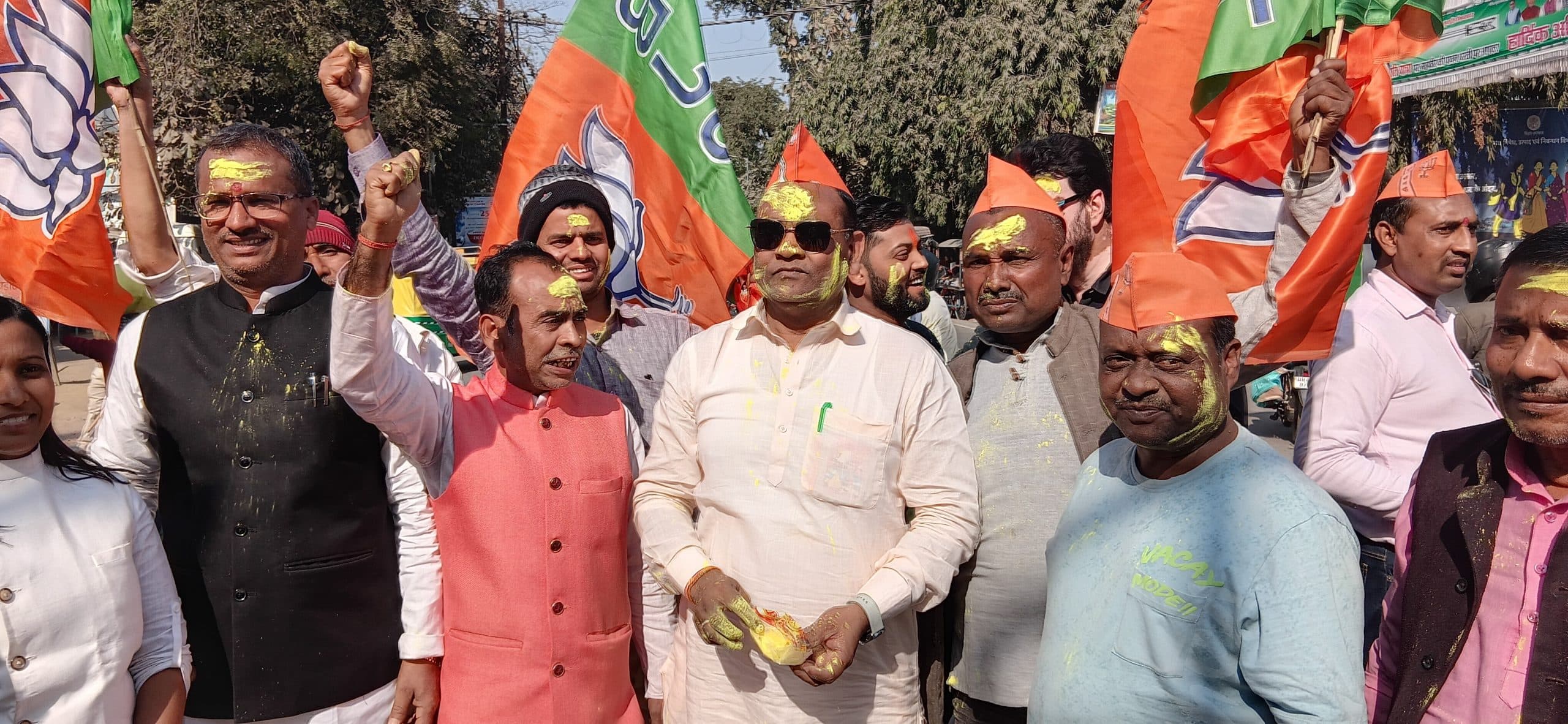 दिल्ली विस चुनाव में भाजपा की जीत पर कार्यकर्ताओं ने मनाया जश्न