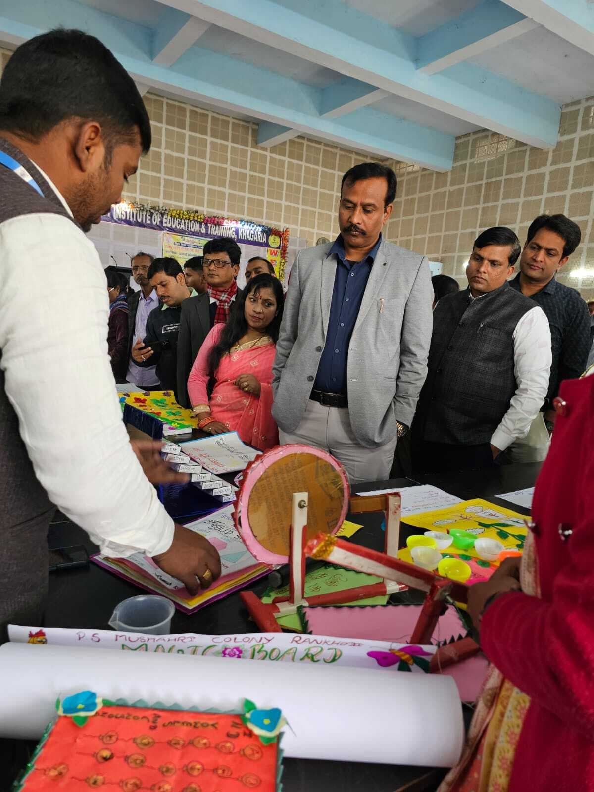 संसारपुर में लगाये गये टीएलएम मेला का डीईओ ने किया निरीक्षण