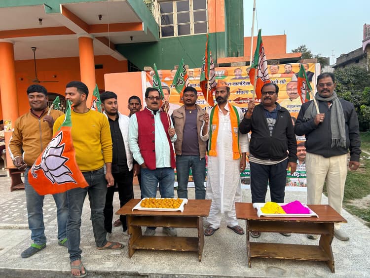 दिल्ली में भाजपा की जीत पर भाजपाइयों ने मनाया जश्न, बांटा लड्डू