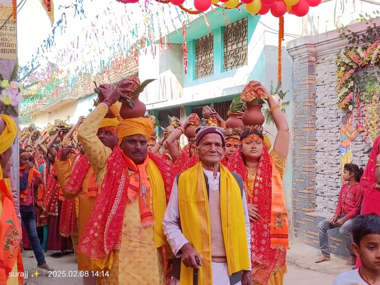 रामधुनी महायज्ञ को लेकर निकाली गयी कलश यात्रा