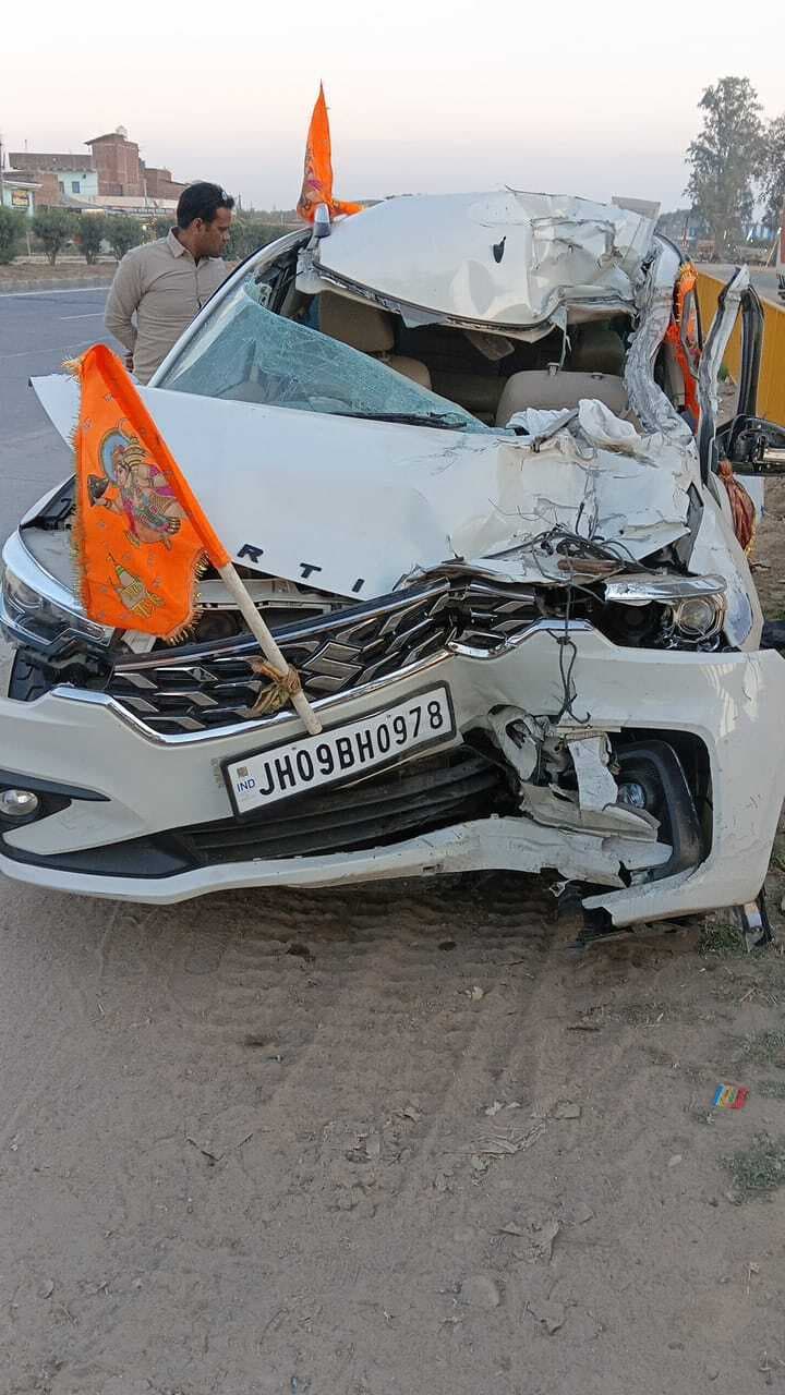 Bokaro News : तेनुघाट से जा रही कार ट्रेलर से टकरायी, महिला की मौत, आठ घायल