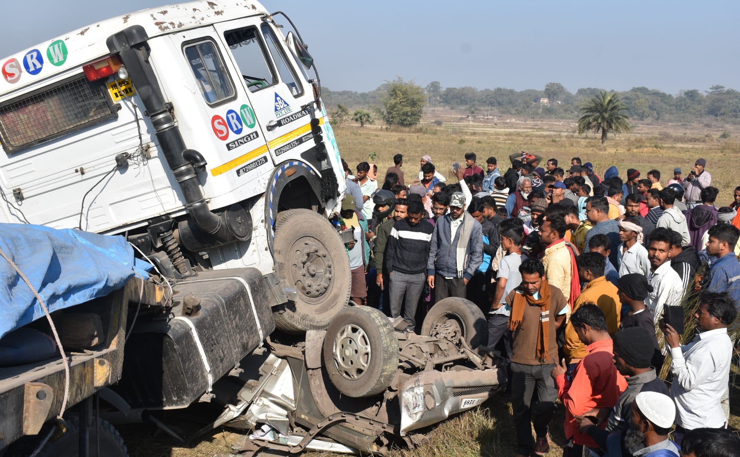 Bokaro News : ट्रेलर की टक्कर से कार चालक की मौत, आक्रोशित लोगों ने की सड़क जाम