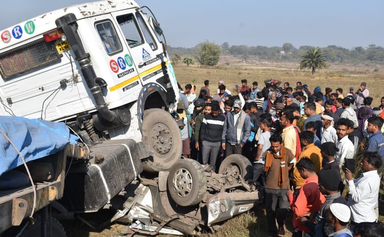 Bokaro News : ट्रेलर की टक्कर से कार चालक की मौत, आक्रोशित लोगों ने की सड़क जाम