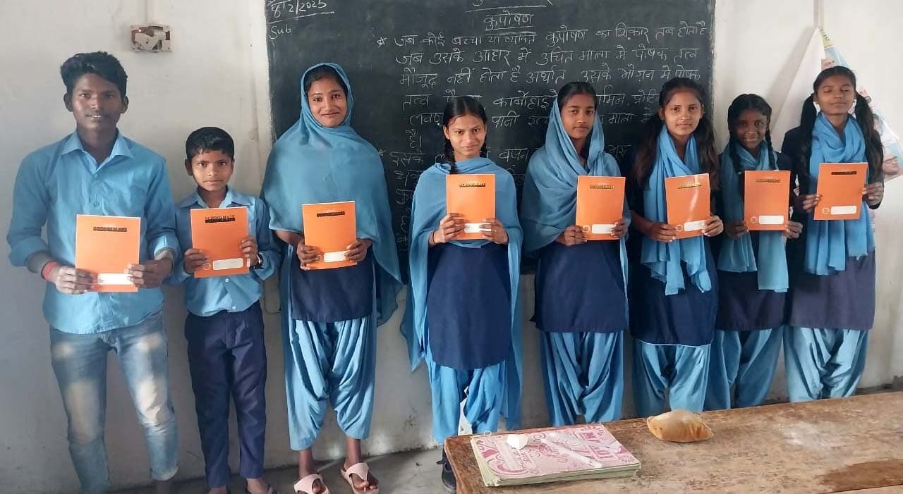 योगदान की वर्षगांठ पर छात्र-छात्राओं के बीच कलम-कॉपी वितरित